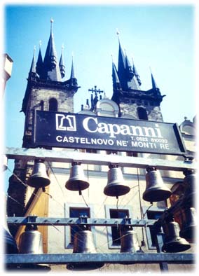 Campane Capanni nella piazza di Praga 