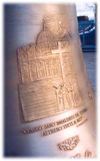 Particolare della monumentale campana